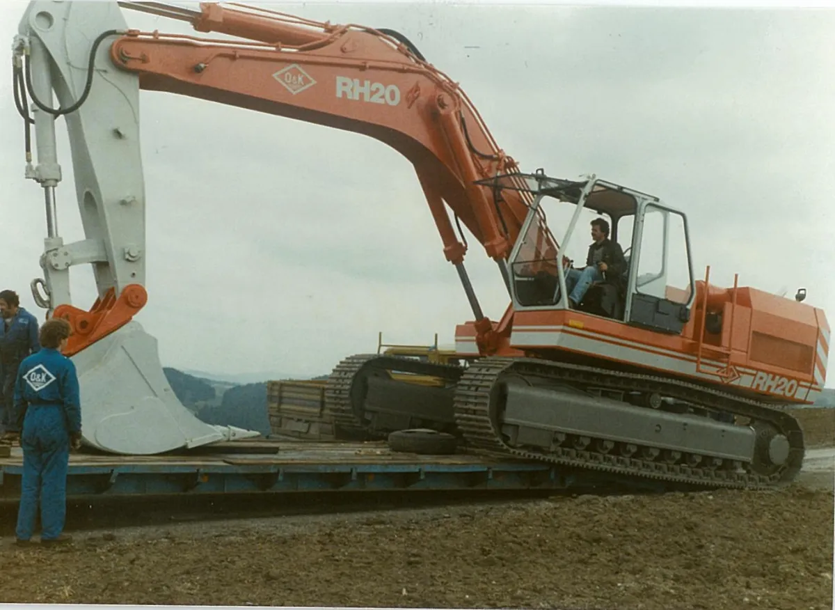 Erster O&K RH 20 in Österreich, am Weg nach Atzesberg (45 Tonnen Bagger), 1985