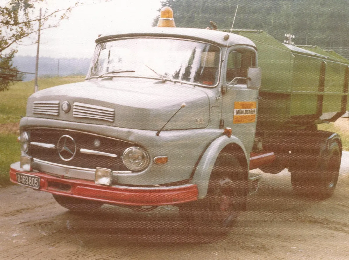 Mercedes mit Hakenlift, ca. 1975