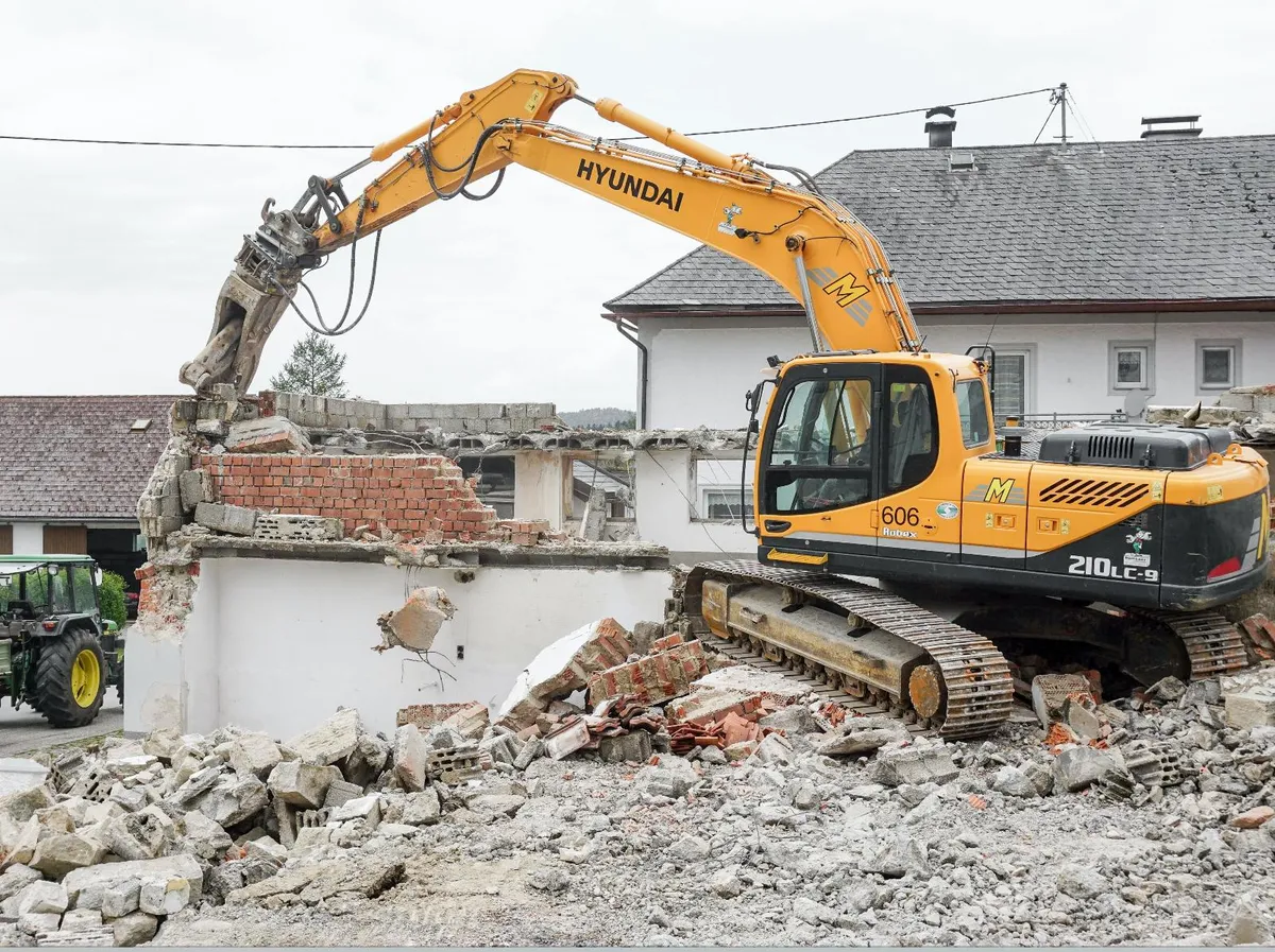 Abbruch eines Wohnhauses mit Hyundai 210 LC-9 und Hydraulikhammer