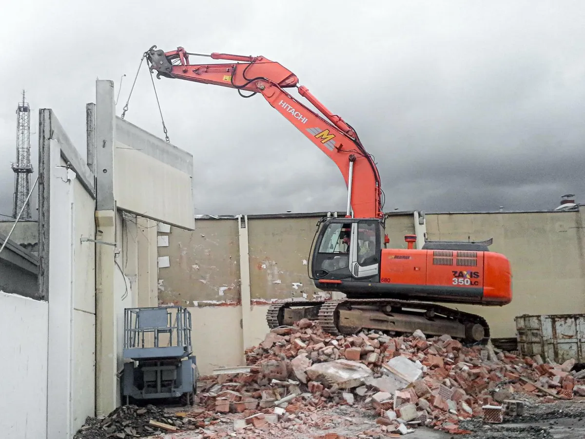 Hitachi Zaxis 350 LC hebt ein Betonfertigteil beim Abbruch Bosch