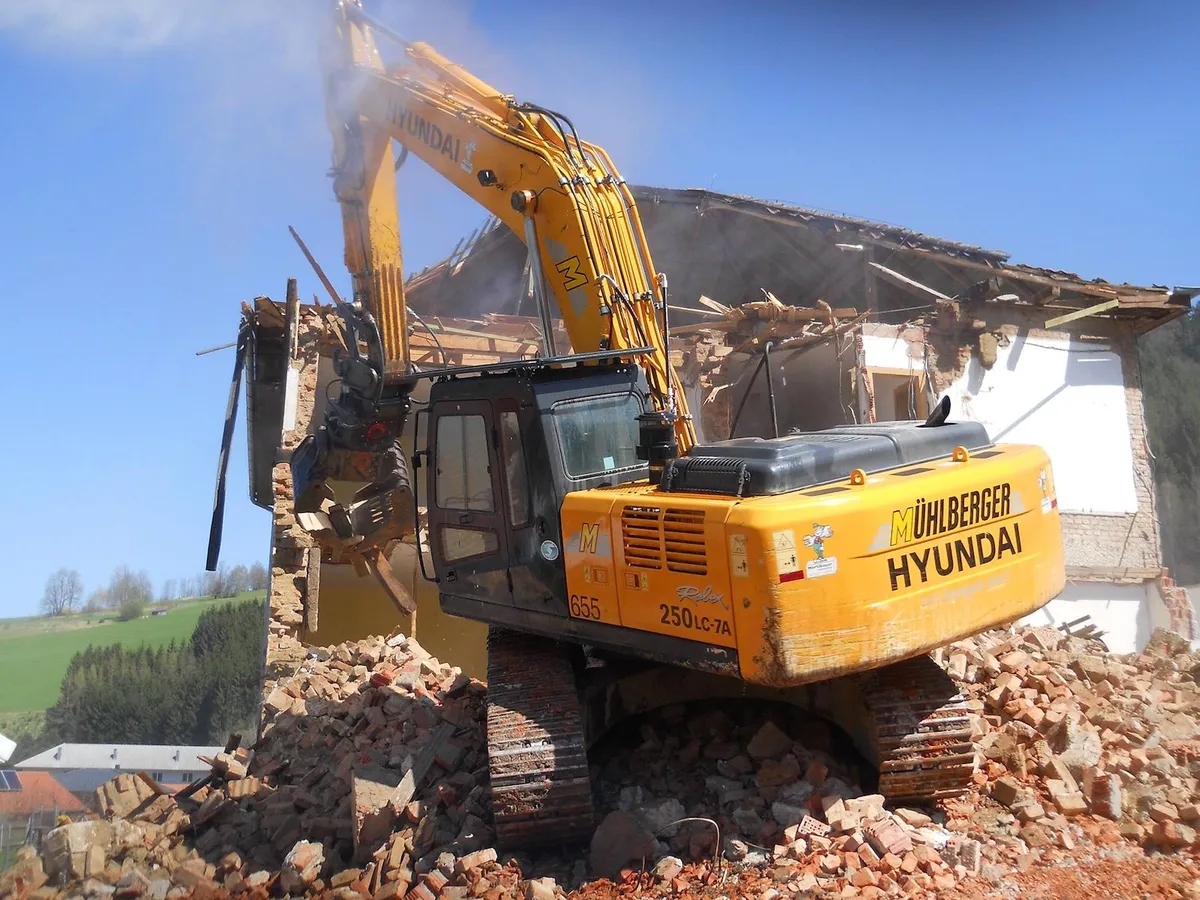 Abbruch mit Hyundai 250 und Sortiergreifer