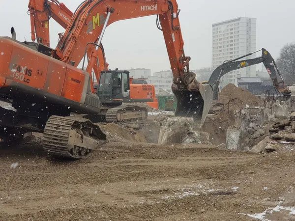 Abbruch mit zwei Hitachi 350 und Volvo 290 Bagger