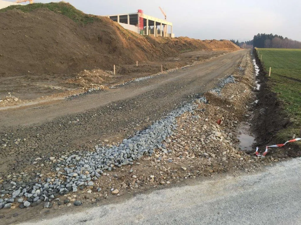 Baustraße auf der Baustelle Biohort in Herzogsdorf
