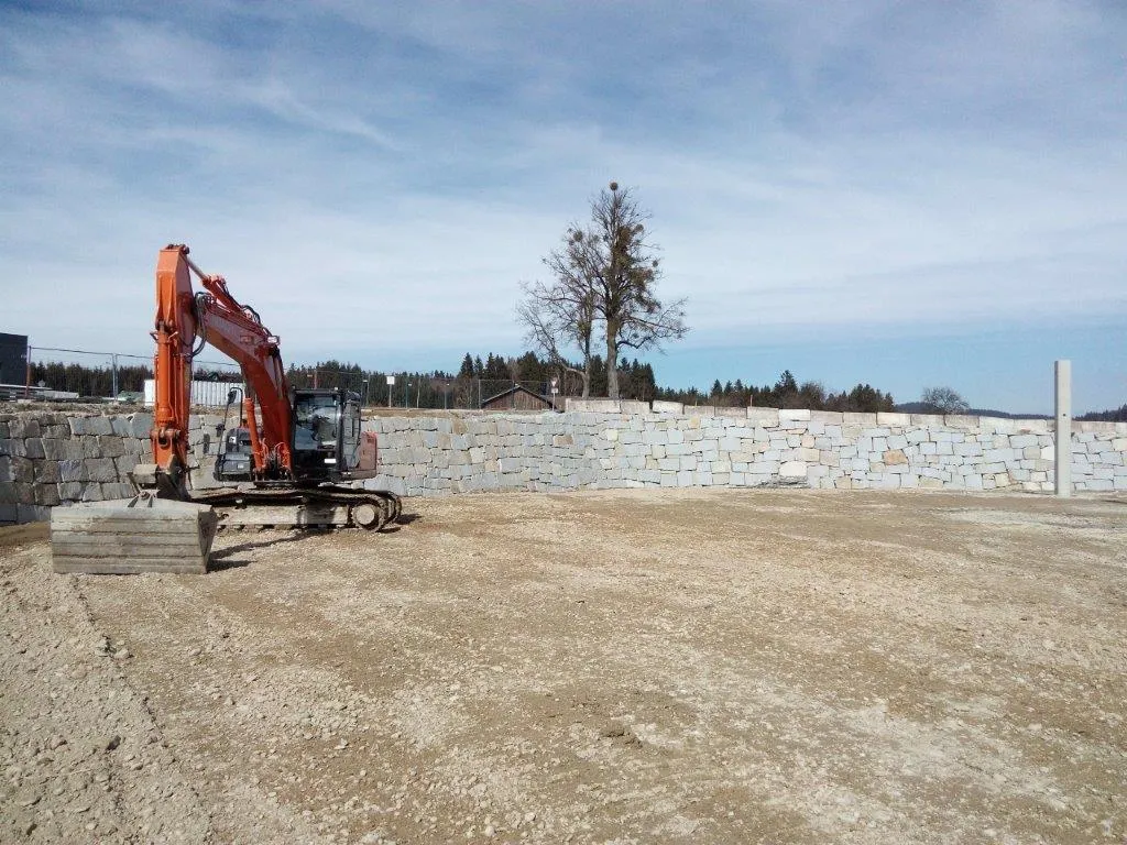 Errichtung der Steinmauer auf der Baustelle Biohort