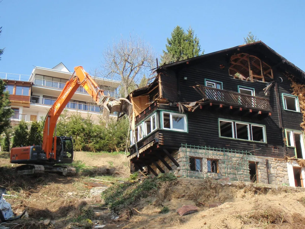 Abbruch eines Holzhauses mit Hitachi Zaxis 210 und Abbruchgreifer