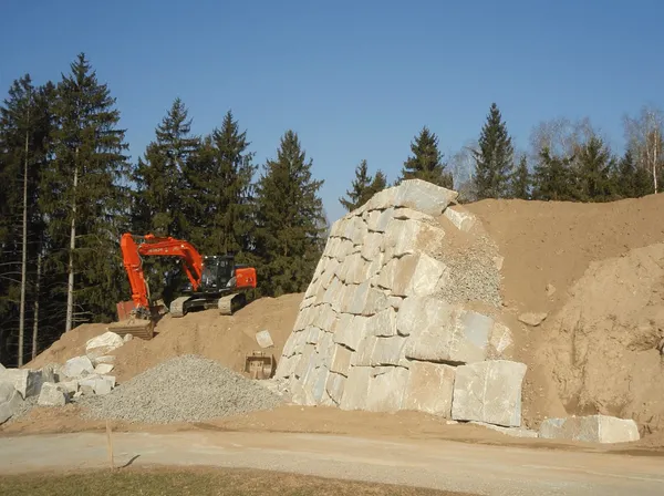 Errichtung der Natursteinmauer in Neufelden