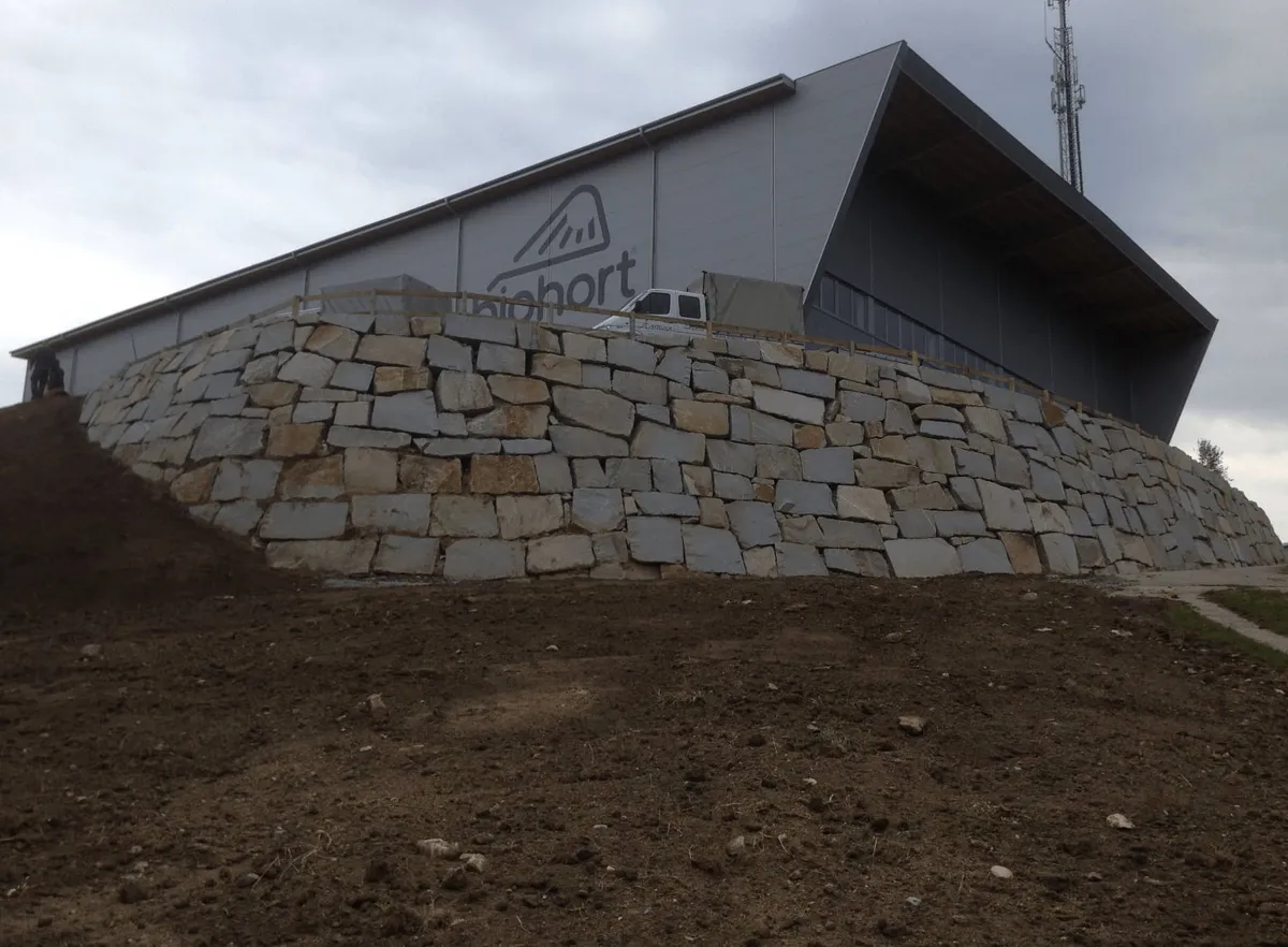 Großflächige Natursteinmauer in Neufelden
