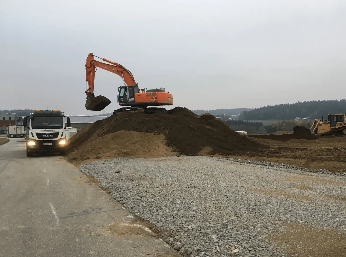 Aufbereitung des Felsmaterials im Gewerbepark Niederkappel