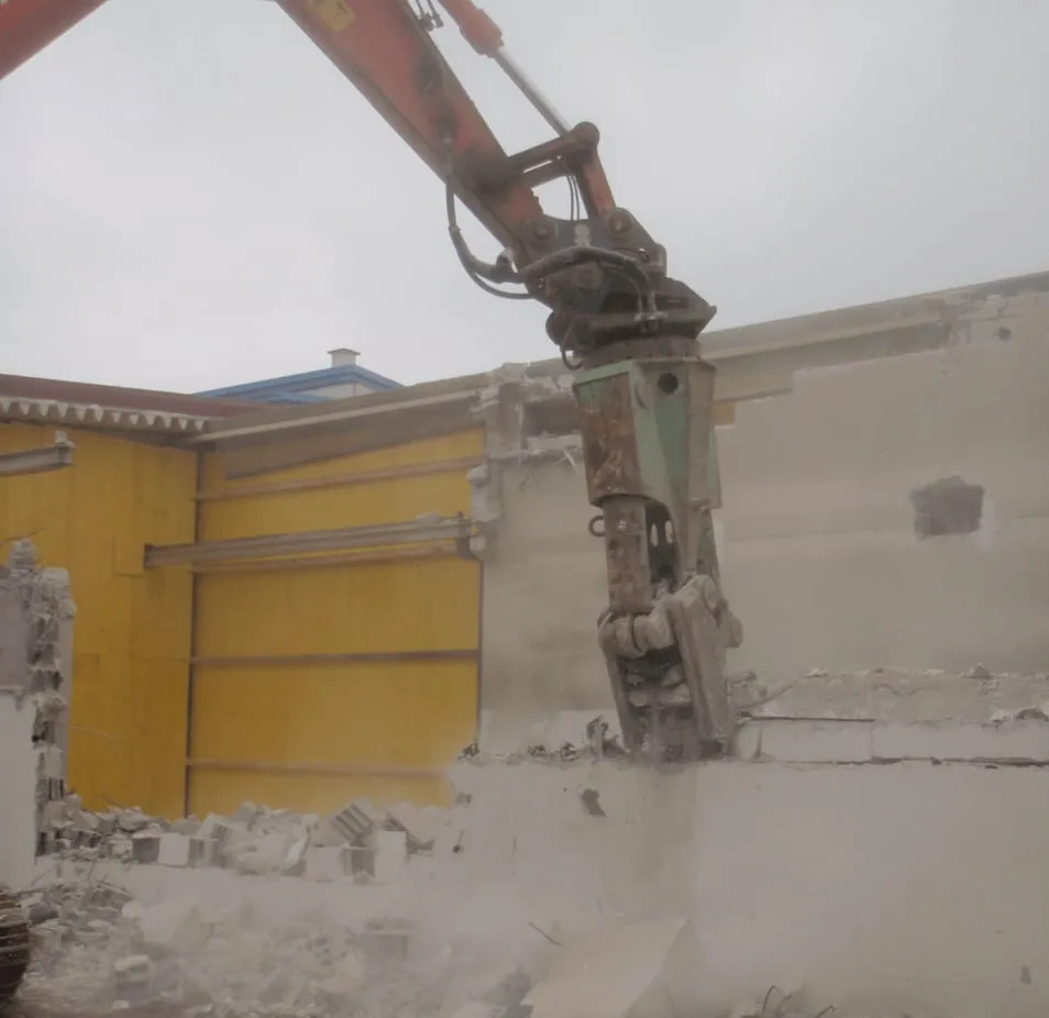 Abbruch des alten Gebäudes für die neue Stahlbauhalle