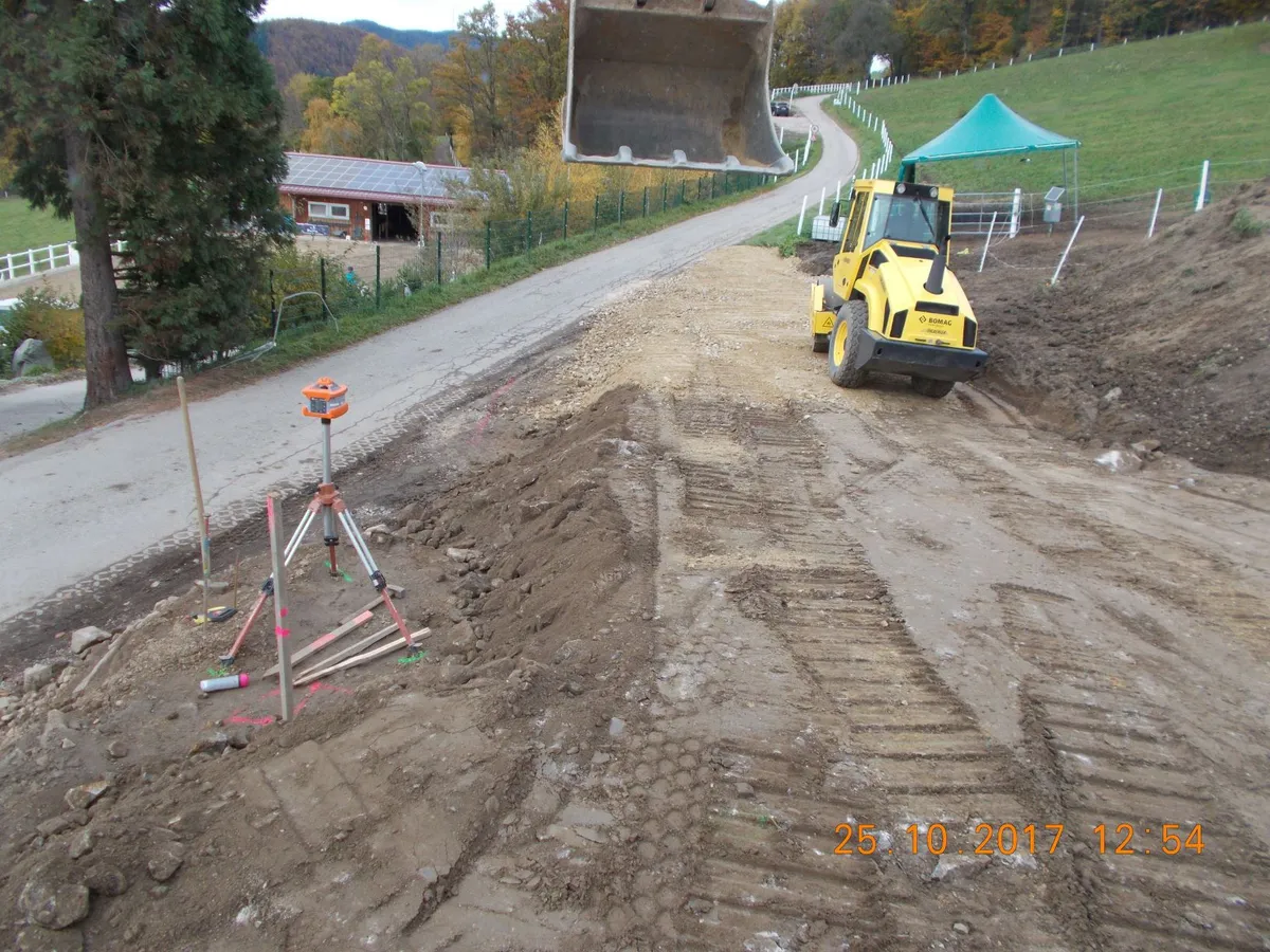 Errichtung des Reitplatzes mit Bomag-Walze