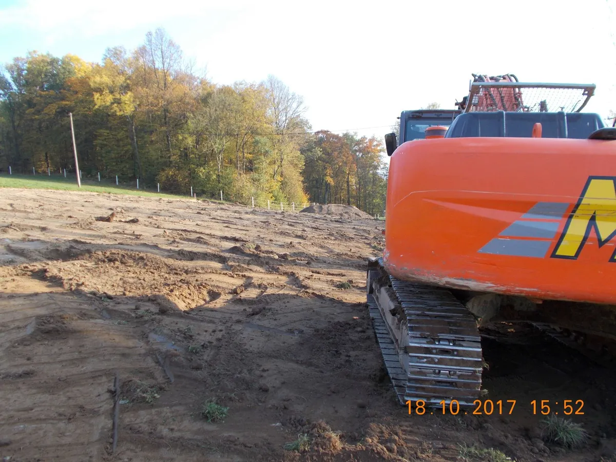 Errichtung des Reitplatzes mit Hitachi-Bagger