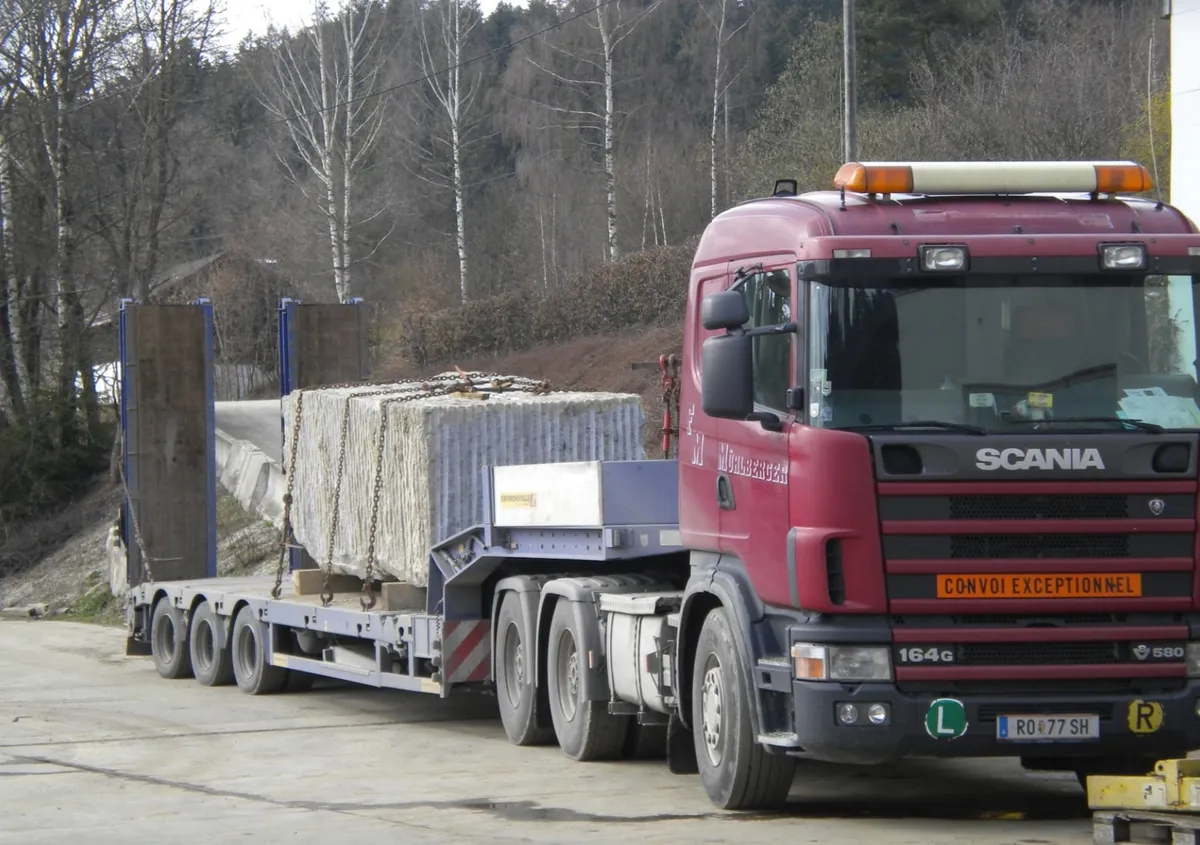 Scania Convoi Exceptionel beim Steintransport