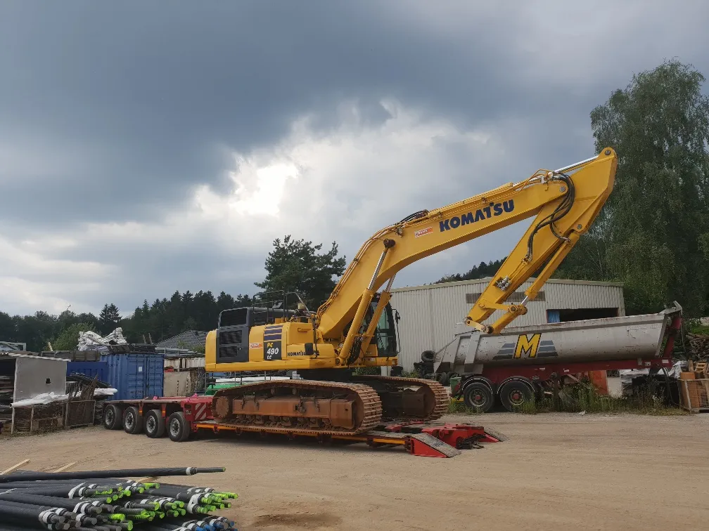 Tiefbett-Transport mit Komatsu PC 490 LC