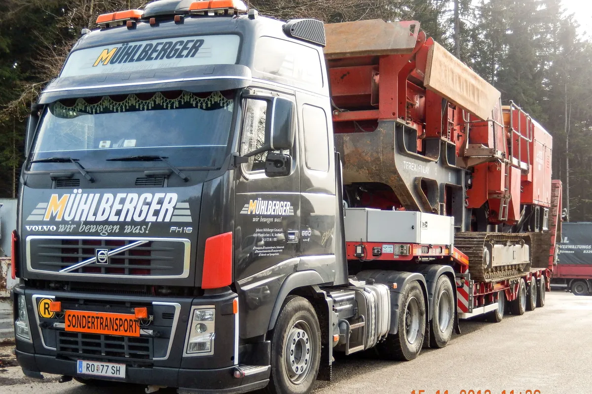 Volvo FH 16 mit Goldhofer-Vierachstieflader und Terex Finlay