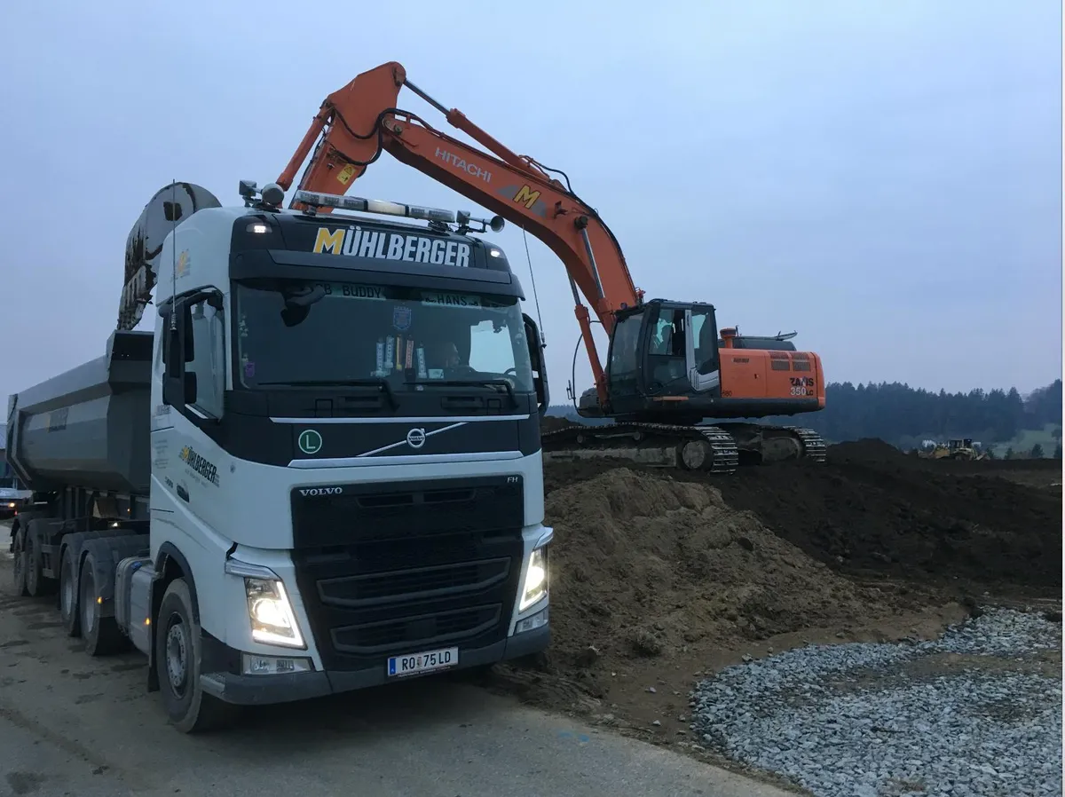 Volvo FH Dreiachser mit Sattelkipper