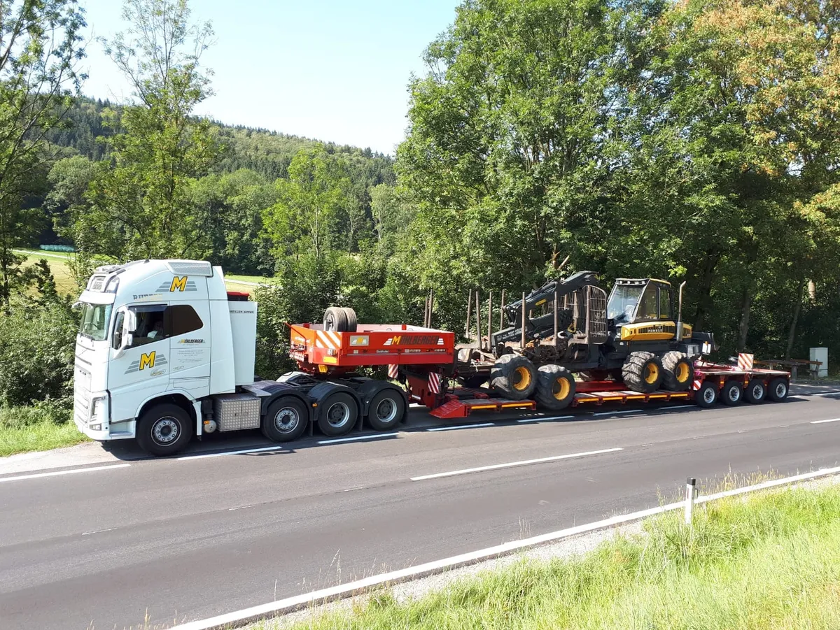 Volvo Tiefbett mit Forwarder