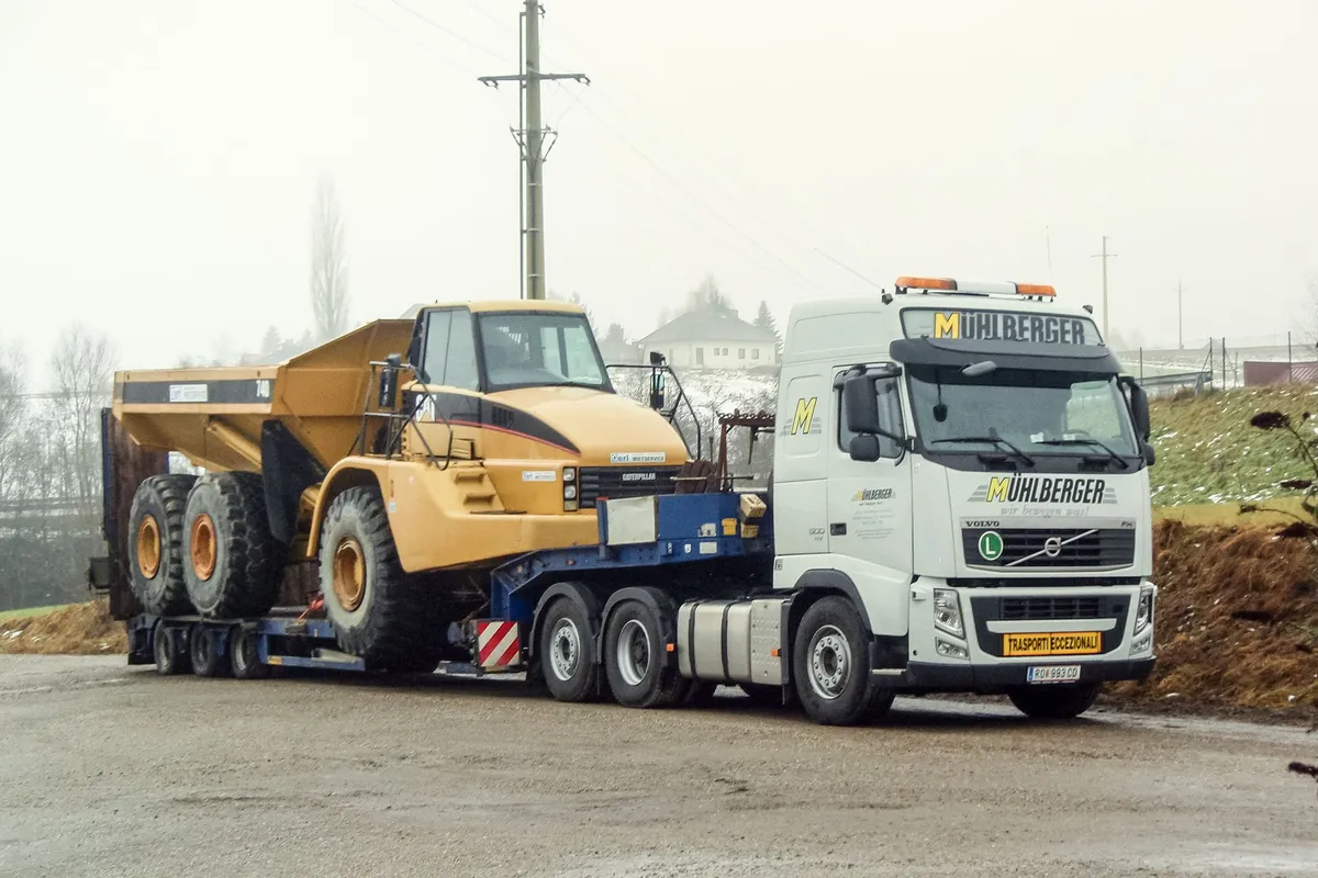 Volvo mit Faymonville-Tieflader und Caterpillar-Mulde