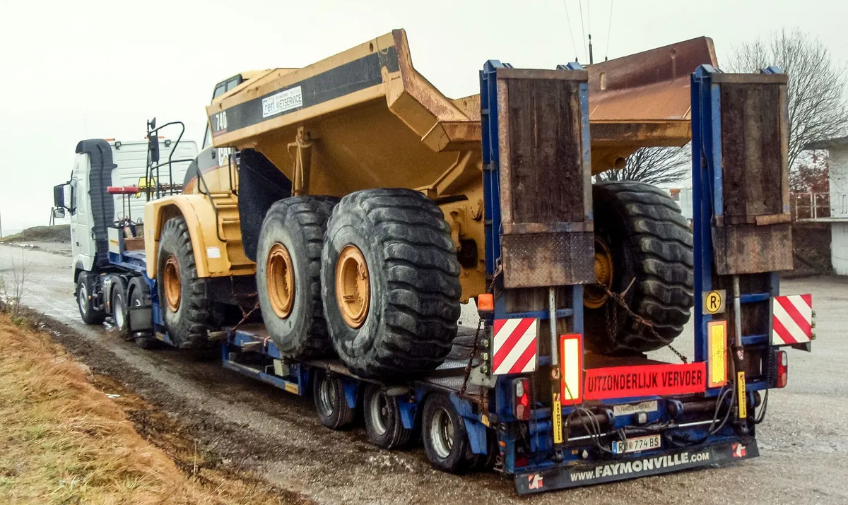 Volvo mit Faymonville-Tieflader und Caterpillar-Mulde, Heckansicht