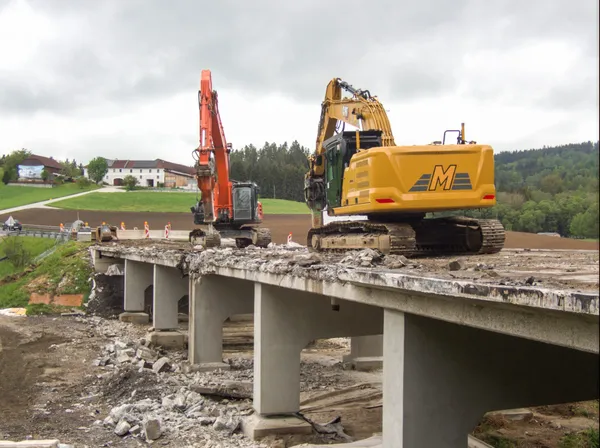 Abbruch der Jaunitzbachbrücke mit Caterpillar- und Hitachi-Baggern