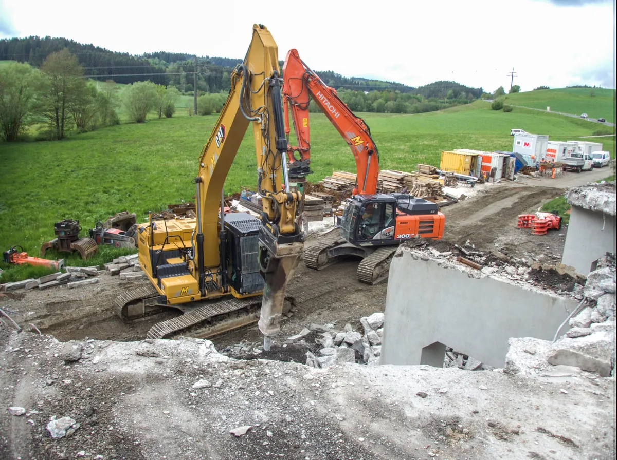 Bagger beim Abbruch der Brücke über die Jaunitz
