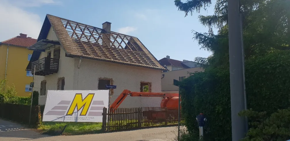 Bagger beim Abbruch des Einfamilienhauses