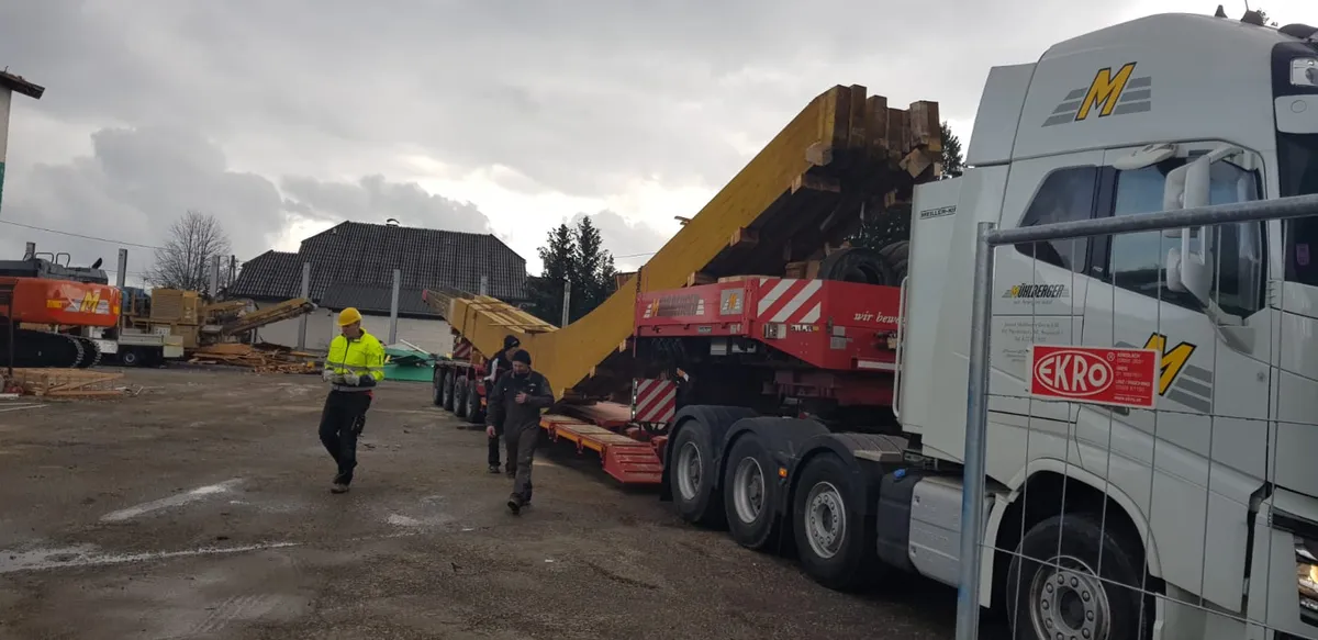 Abbruch des Lagerhauses mit freigelegten Leimbindern