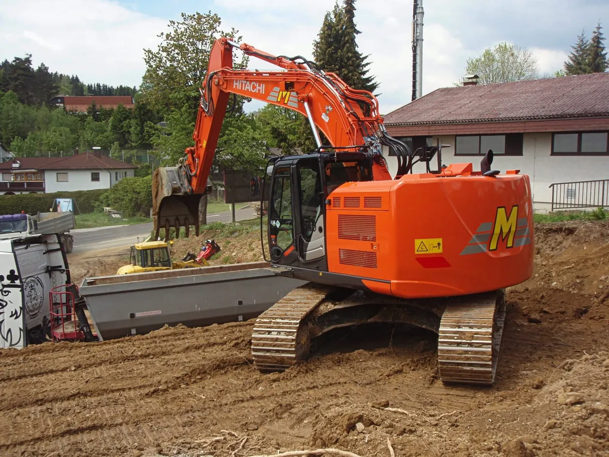Hitachi Zaxis Bagger beim Aushub in Hellmonsödt