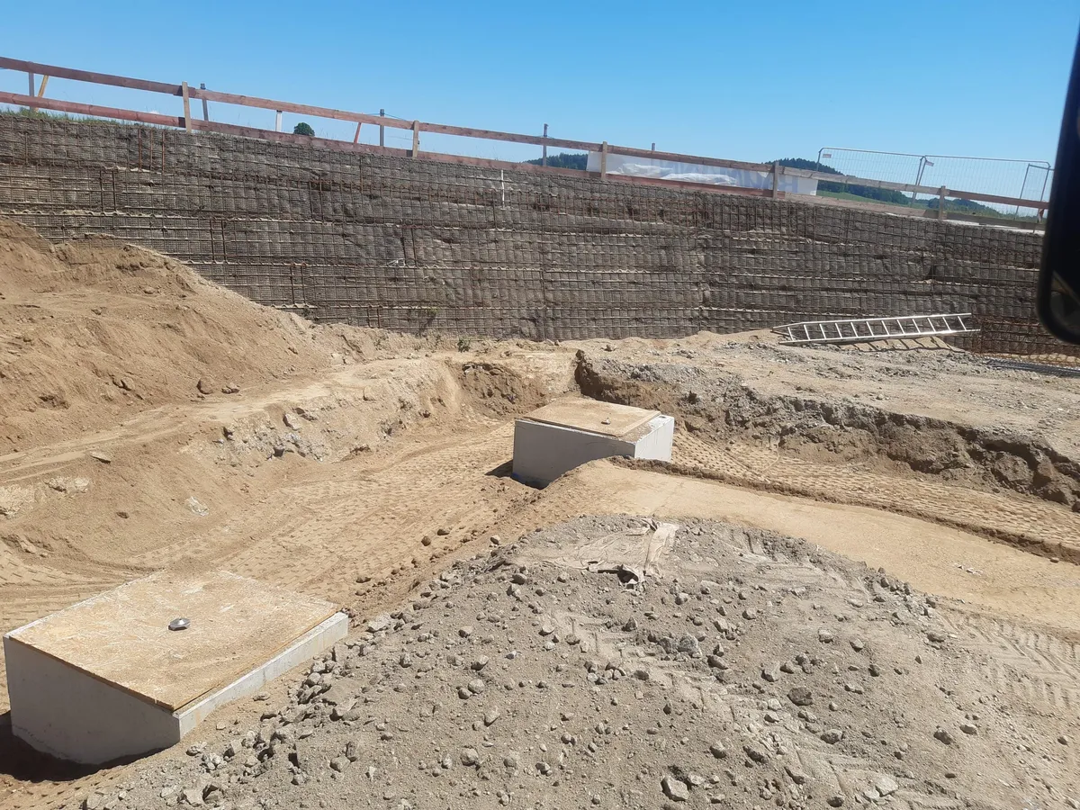 Erdbau und Hangsicherung an der Baustelle in Niederkappel