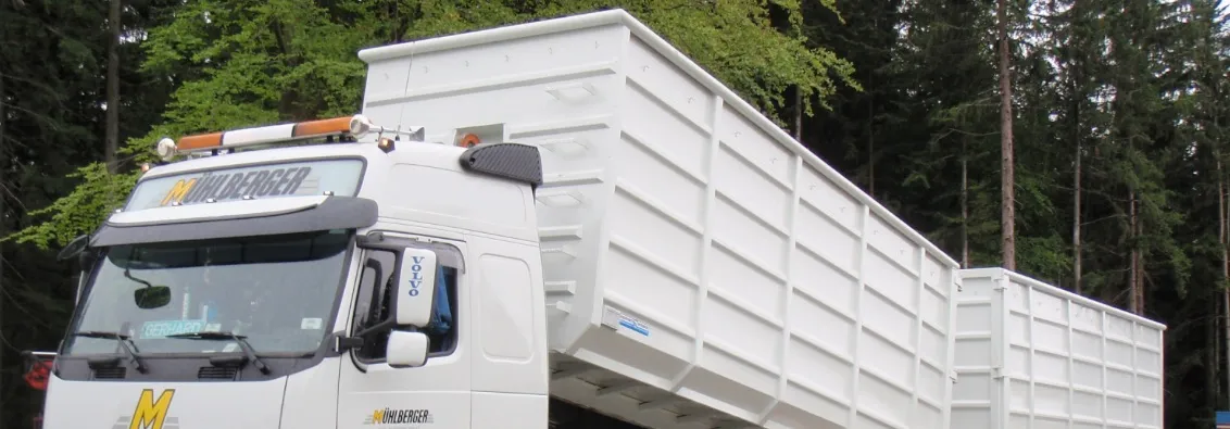 Volvo-Abrollkipper beim Absetzen eines Abrollcontainers