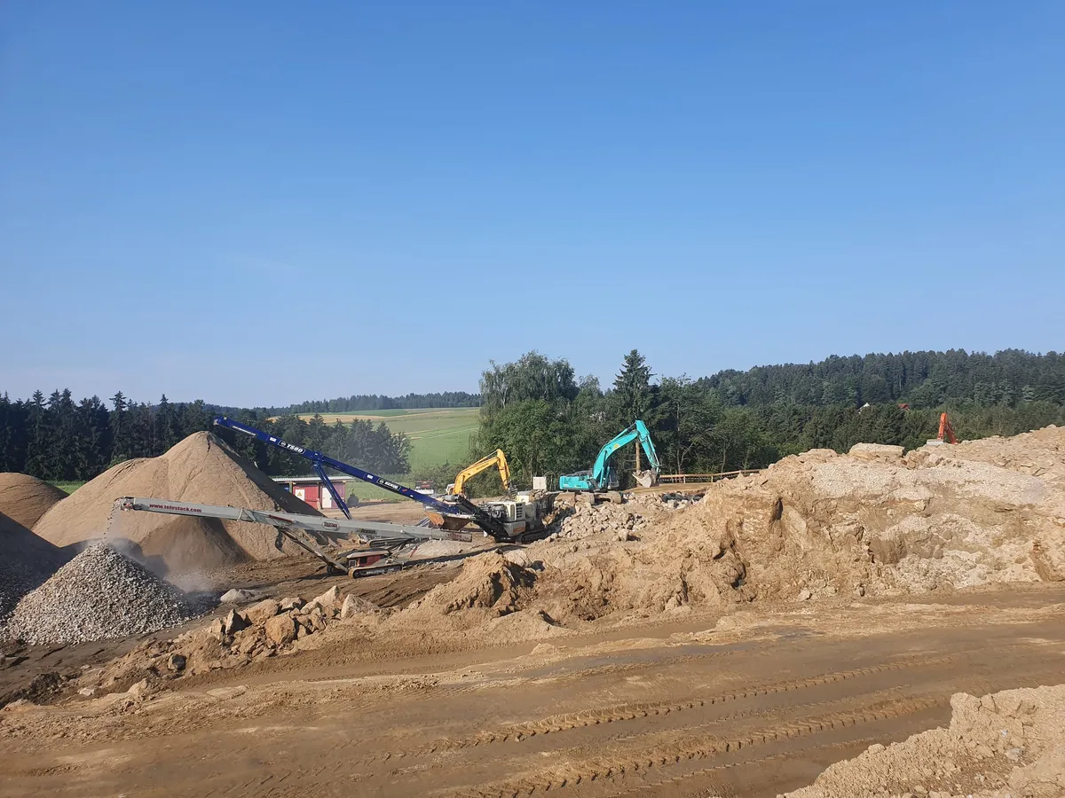 Bagger beim Aushub für die Produktionshalle