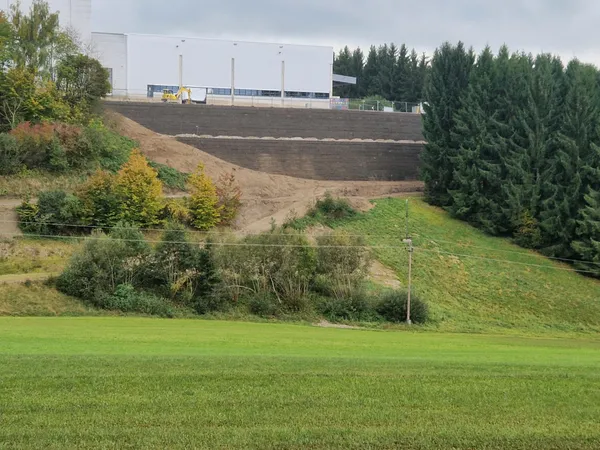 Bewehrte Erde als steile Stützkonstruktion neben der neuen Halle in Sarleinsbach