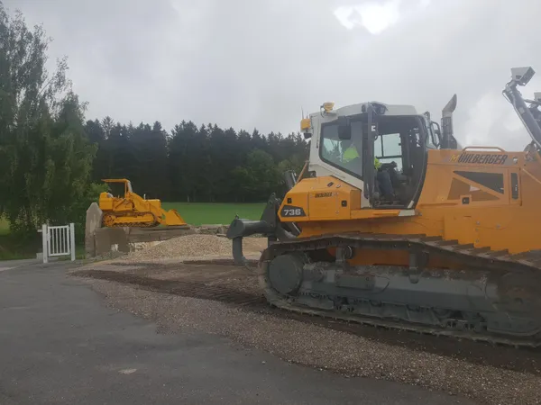 Neue Liebherr Schubraupe und Caterpillar im Einsatz