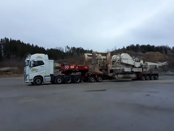 Schwertransport der Nordberg LT 125 Brechanlage