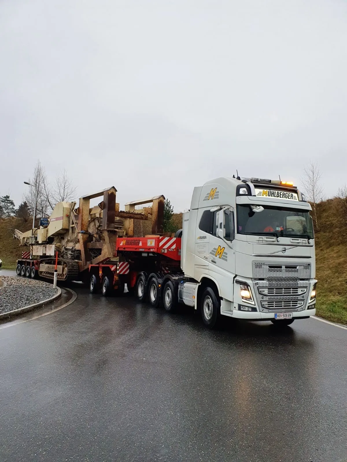 Die Nordberg LT 125 unterwegs mit Begleitfahrzeugen