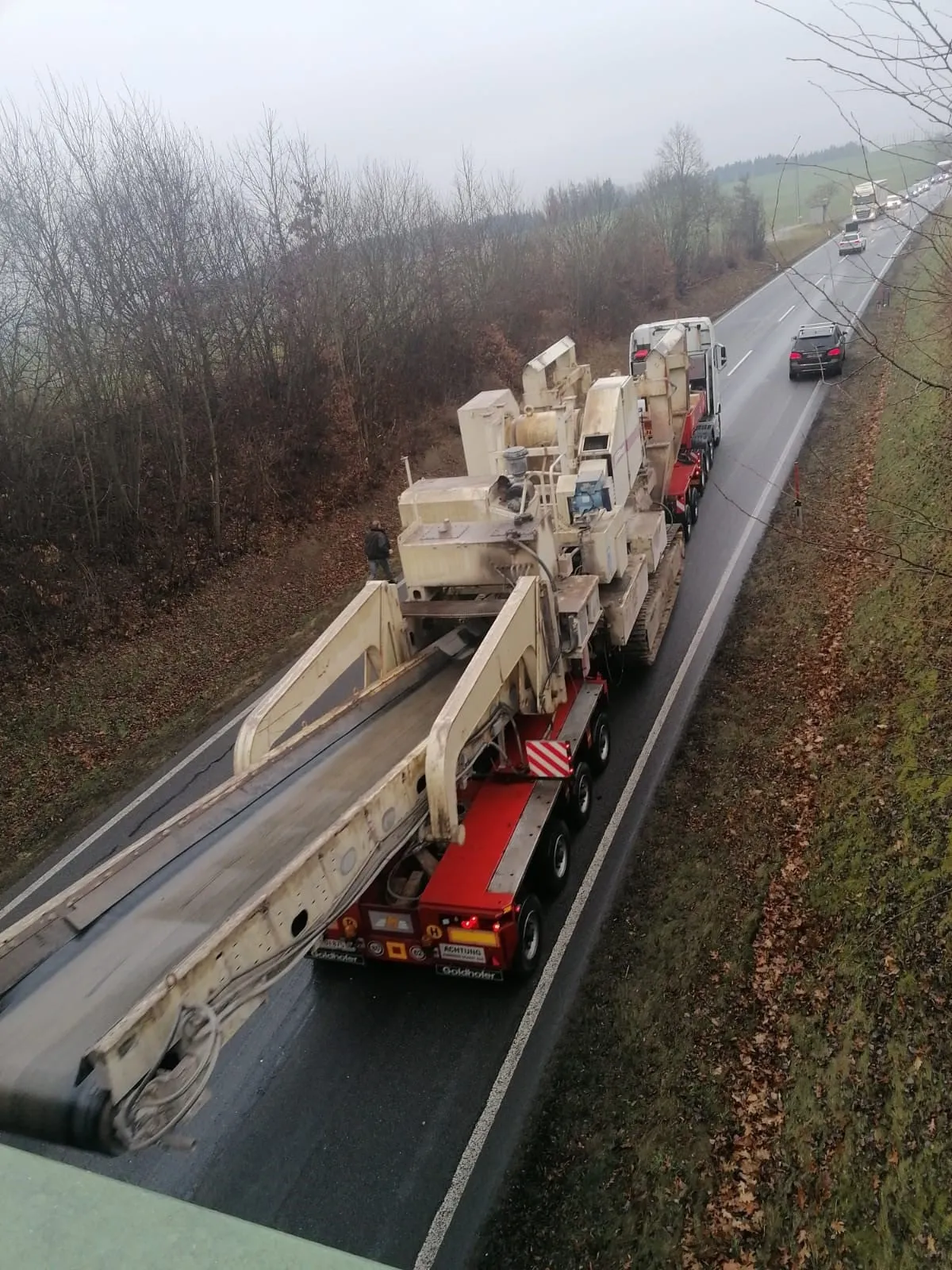 Transport der zerlegten Brechanlage