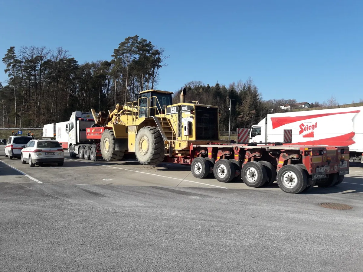 Schwertransport des Radladers auf dem Goldhofer Tiefbetttieflader