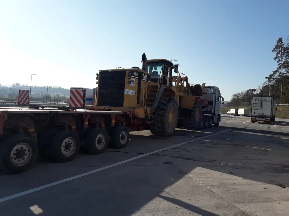 Sondertransport des Caterpillar 988 mit Begleitfahrzeugen