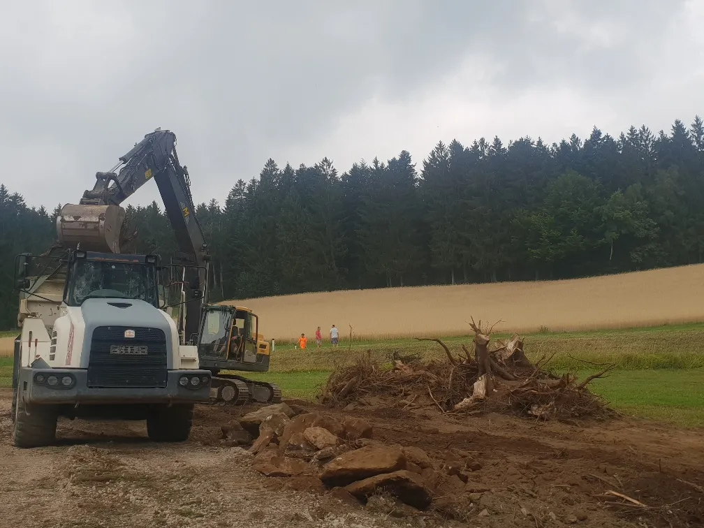 Terex Dreiachs-Allrad-Knickmulde beim Baustellentransport