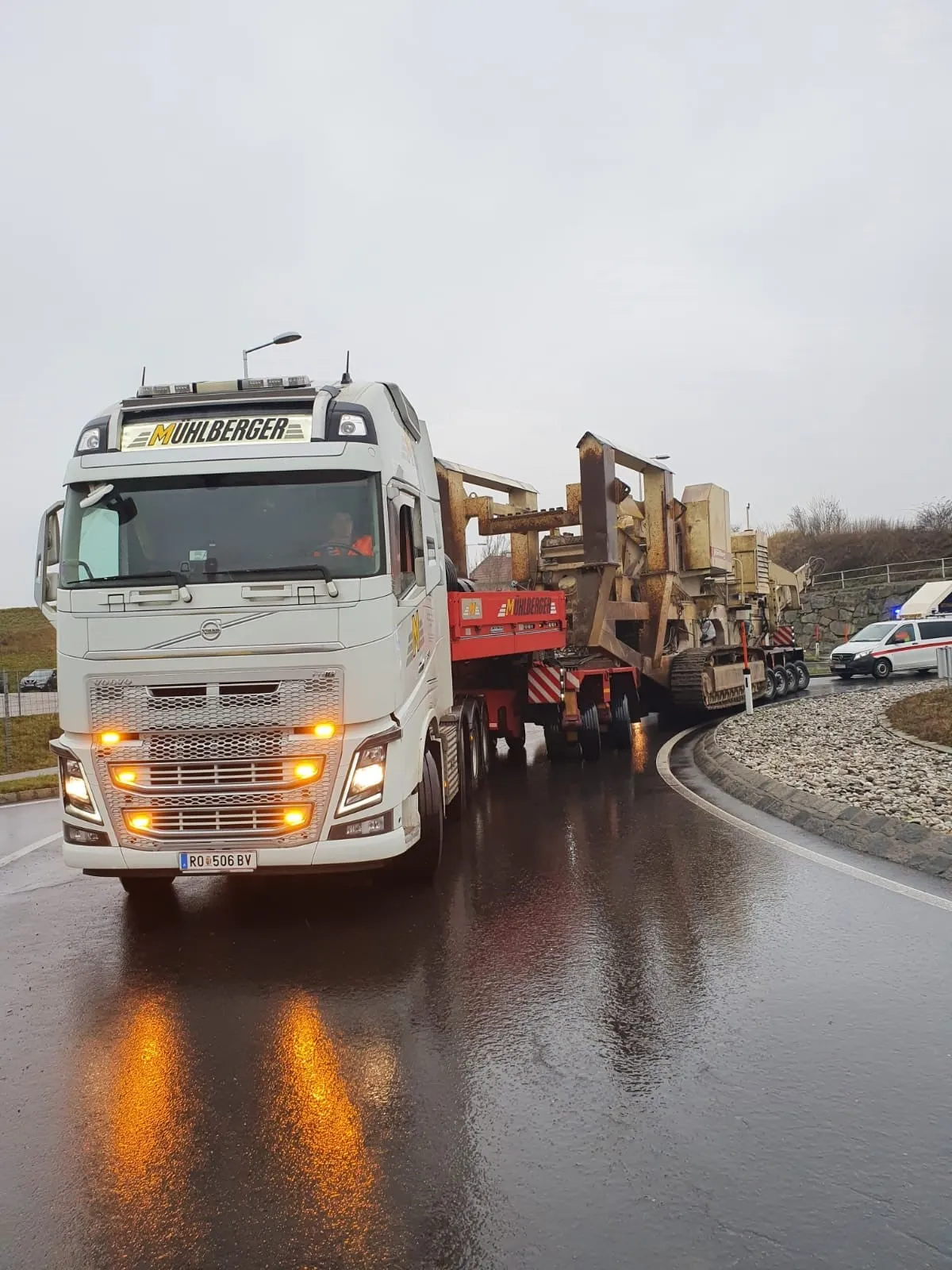 Schwertransport der Nordberg Brechanlage auf dem Tieflader