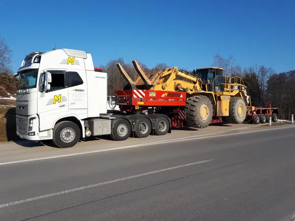 Schwertransport eines Caterpillar 988 Radladers