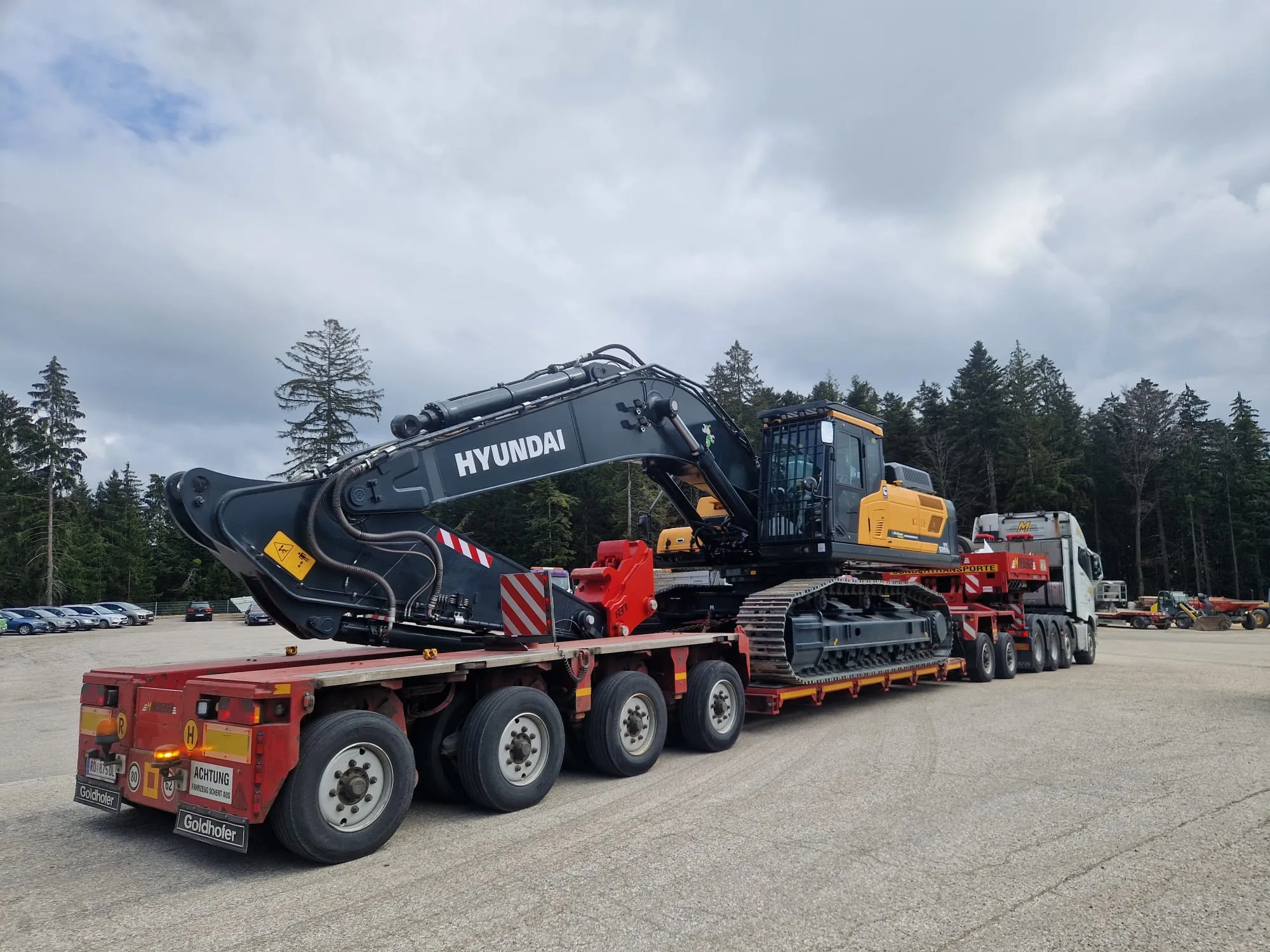 Tieflader-Transport einer Baumaschine
