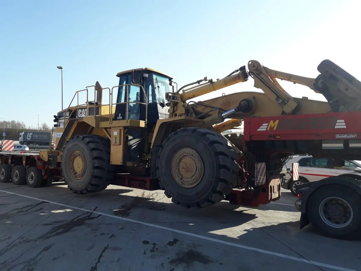 Caterpillar 988G auf dem Tiefbetttieflader