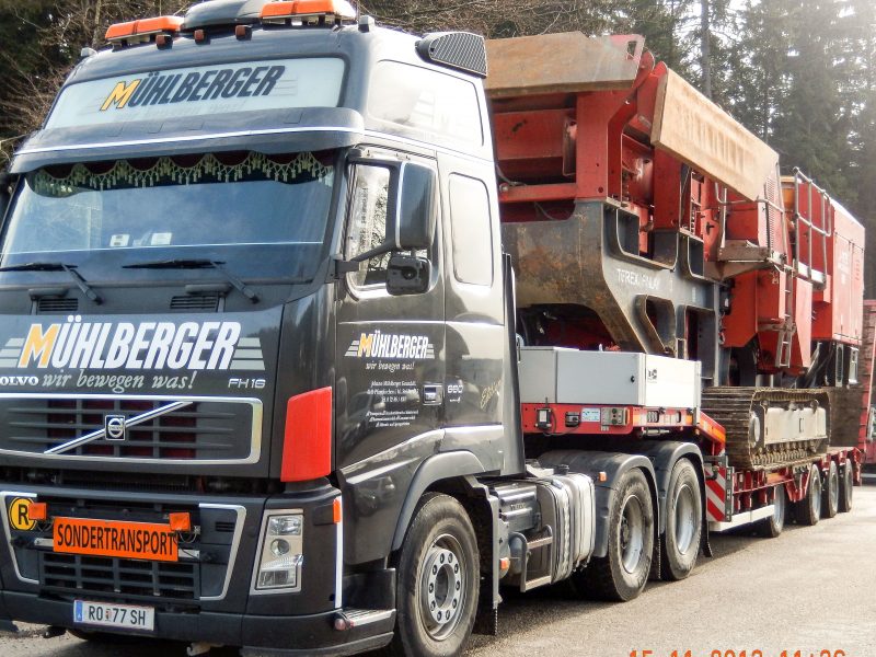 Volvo FH 16 mit Goldhofer Vierachstieflader und Terex Finlay