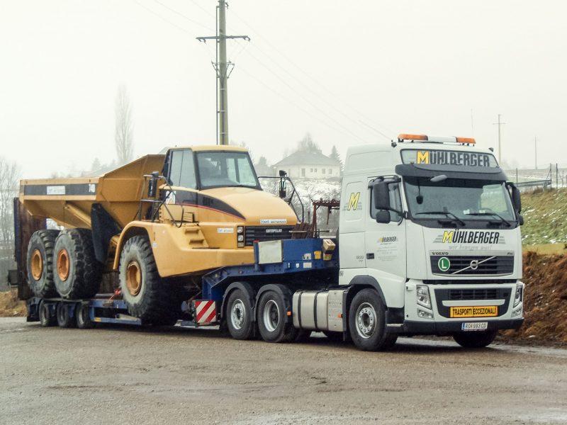 Volvo mit Faymonville Tieflader und Cat Mulde Front