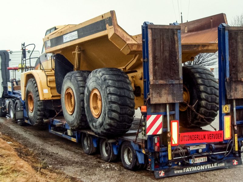 Volvo mit Faymonville Tieflader und Caterpillar Mulde Heck