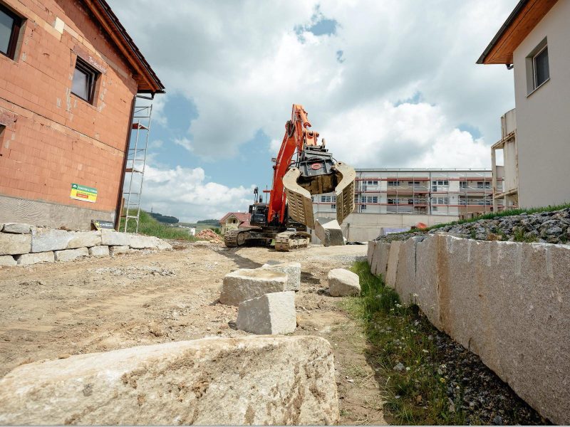 Schlichtung einer Steinmauer mit dem Sortiergreifer am Hitachi Zaxis 210