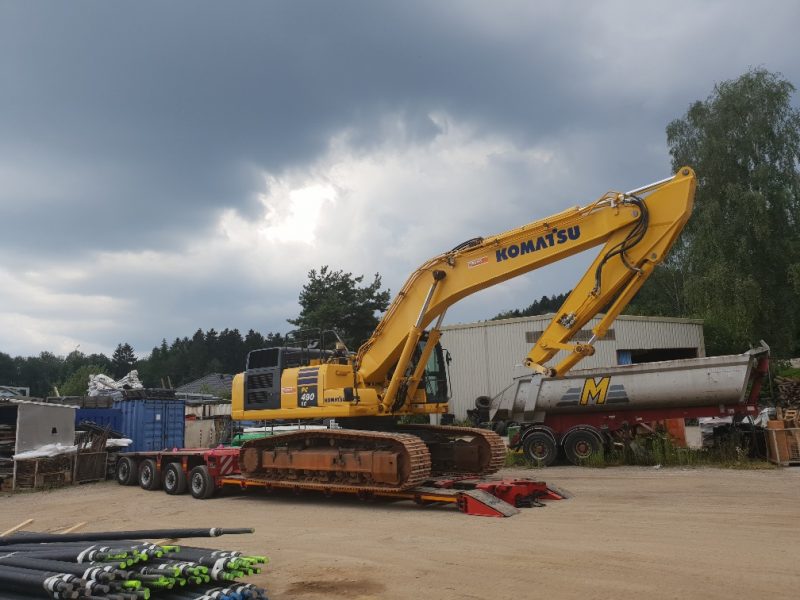 Tiefbett mit Komatsu PC 490 LC